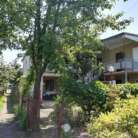 Guest House Of Givi Kobuleti Exteriör bild