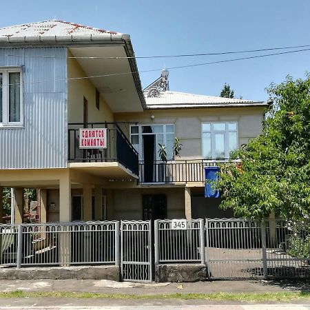 Guest House Of Givi Kobuleti Exteriör bild